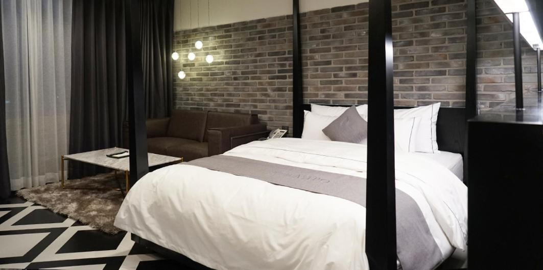 Astro Hotel Йонгин Екстериор снимка