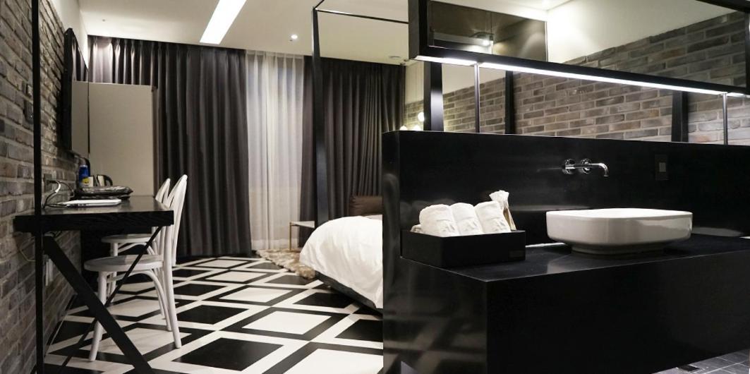 Astro Hotel Йонгин Екстериор снимка