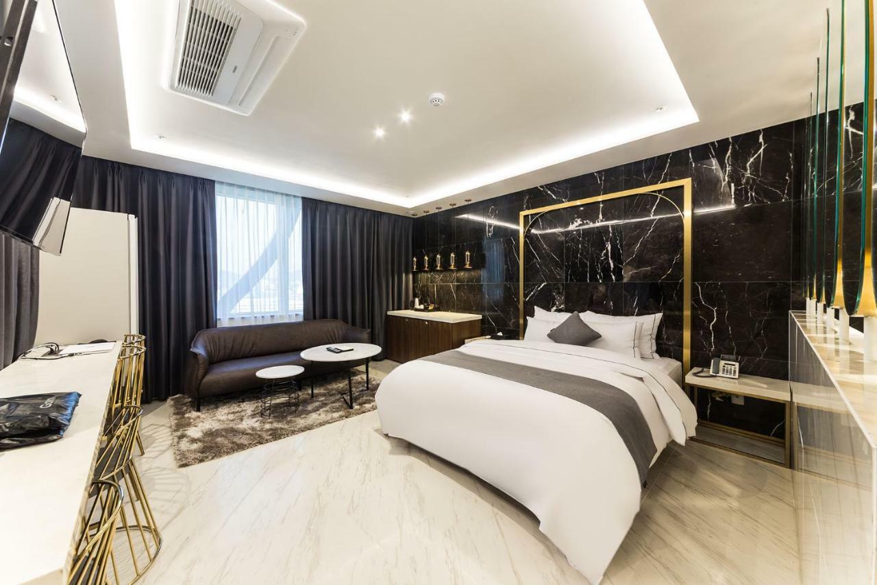 Astro Hotel Йонгин Екстериор снимка