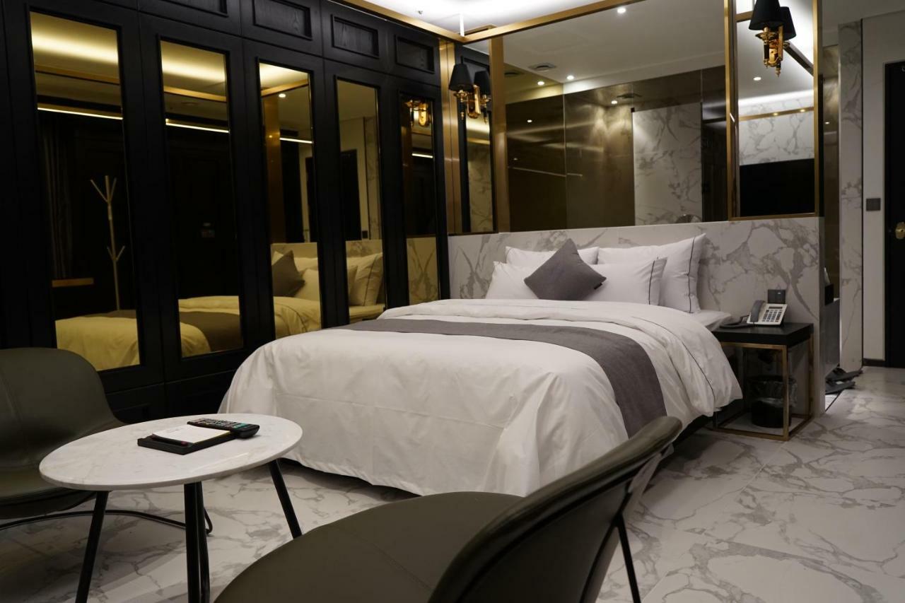 Astro Hotel Йонгин Екстериор снимка